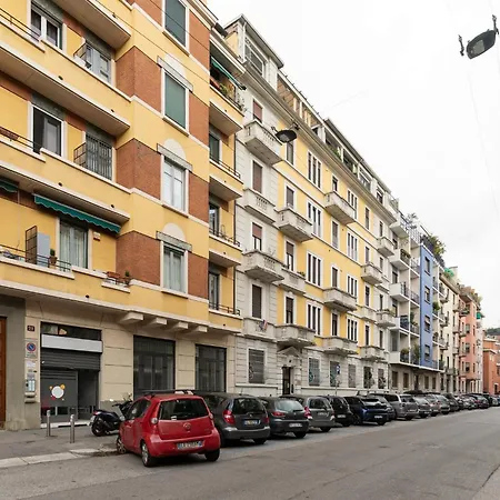 Guesthost - Comfortable Loft Citta Studi Apartamento Milão